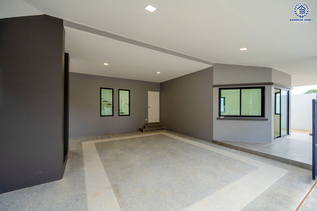 บ้านมือสองตกแต่งใหม่ โครงการ ปฐวีกาญจน์ ประชาชื่น-แจ้งวัฒนะ ทำเลโซนเมือง ดีไซน์สุด Classic ใกล้เซ็นทรัลแจ้งวัฒนะ สนามบินดอนเมือง เดินทางสู่ใจกลางเมืองได้อย่างรวดเร็วด้วย ทางด่วน"ศรีสมาน" และรถไฟฟ้าสายสีชมพู "สถานีเมืองทองธานี" บนเนื้อที่ 61.6 ตร.ว. ฟังก์ชัน 3 ห้องนอน 4 ห้องน้ำ 1 ห้องแม่บ้านพร้อมห้องน้ำ จอดรถได้ 2 คัน